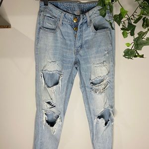 Distressed tomgirl jeans
